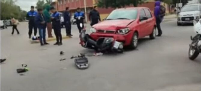 En barrio Cementerio: Choque entre automóvil y motocicleta deja a un hombre hospitalizado