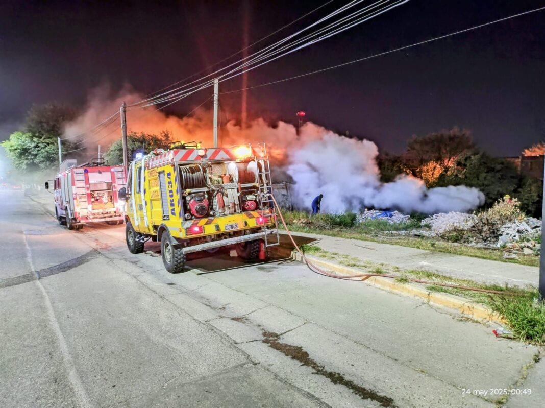Incendio de pastizales en zona urbana movilizó a dos cuerpos de bomberos en La Rioja