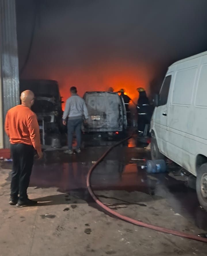 Incendio en taller de empresa de logística: tres vehículos afectados