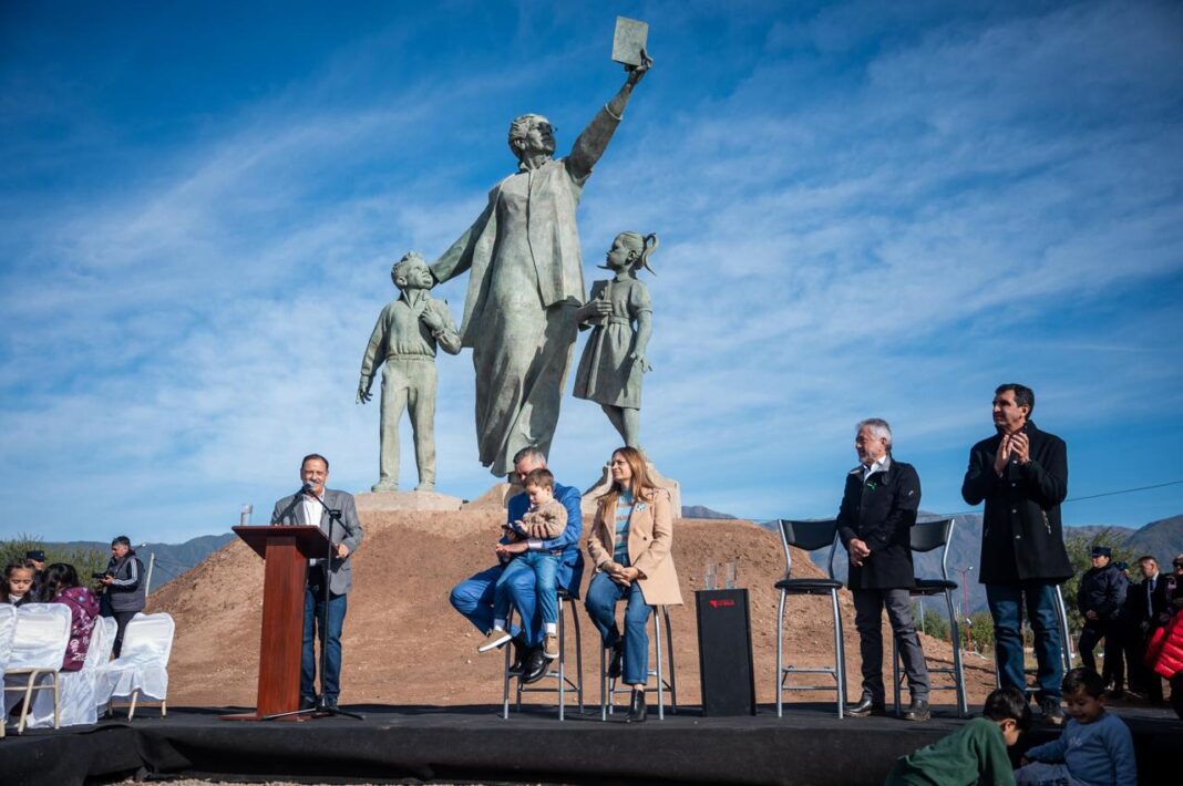 La doble moral de Quintela: homenaje a Rosarito Vera mientras insulta y castiga a las maestras de hoy