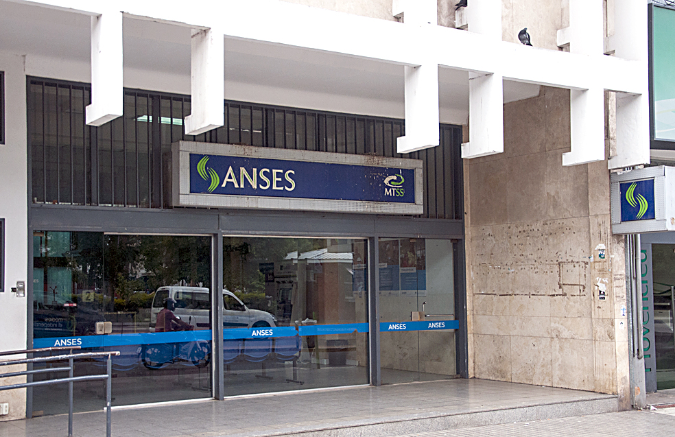 ANSES adelanta el aguinaldo y pagará un bono extra de $70.000 a jubilados en junio 2025