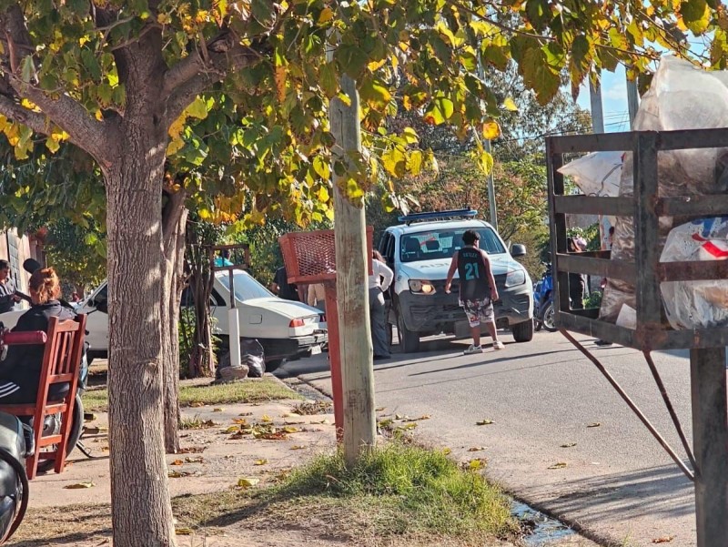 Violencia e inseguridad en el barrio 26 de Mayo: le robaron el celular, lo rastreó y los vecinos casi prenden fuego una casa