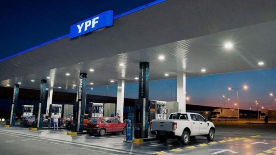 YPF venderá nafta más barata de madrugada: arranca un nuevo esquema con autoservicio en todo el país