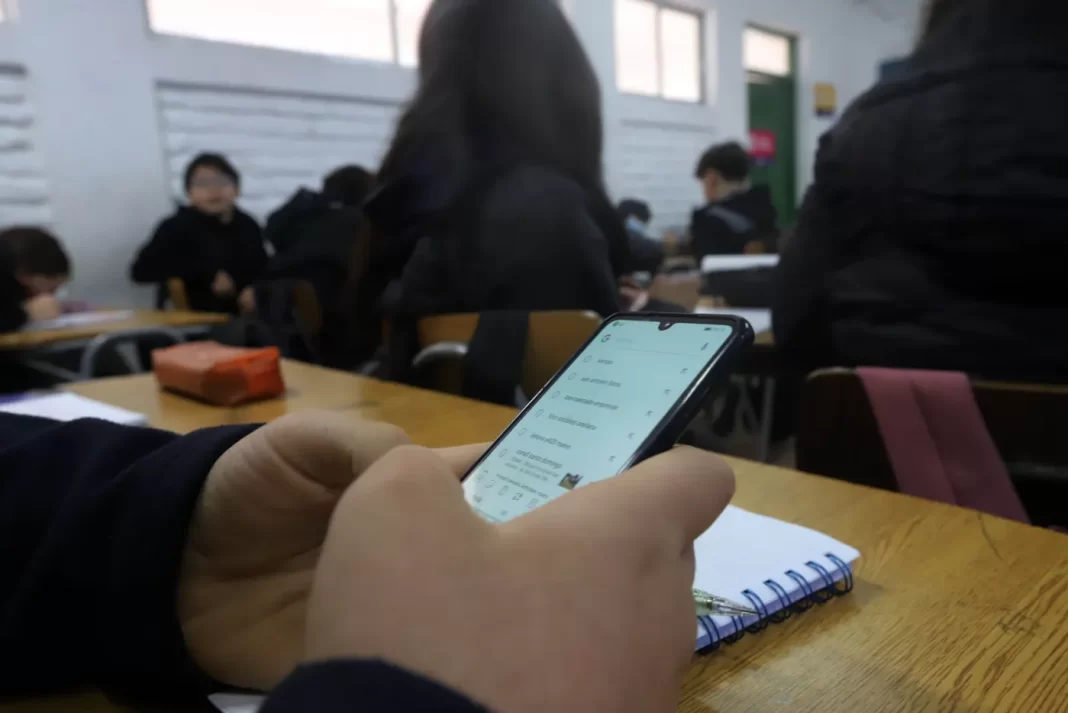 Salta y Neuquén prohíben el uso de celulares en las aulas con la vuelta del ciclo lectivo