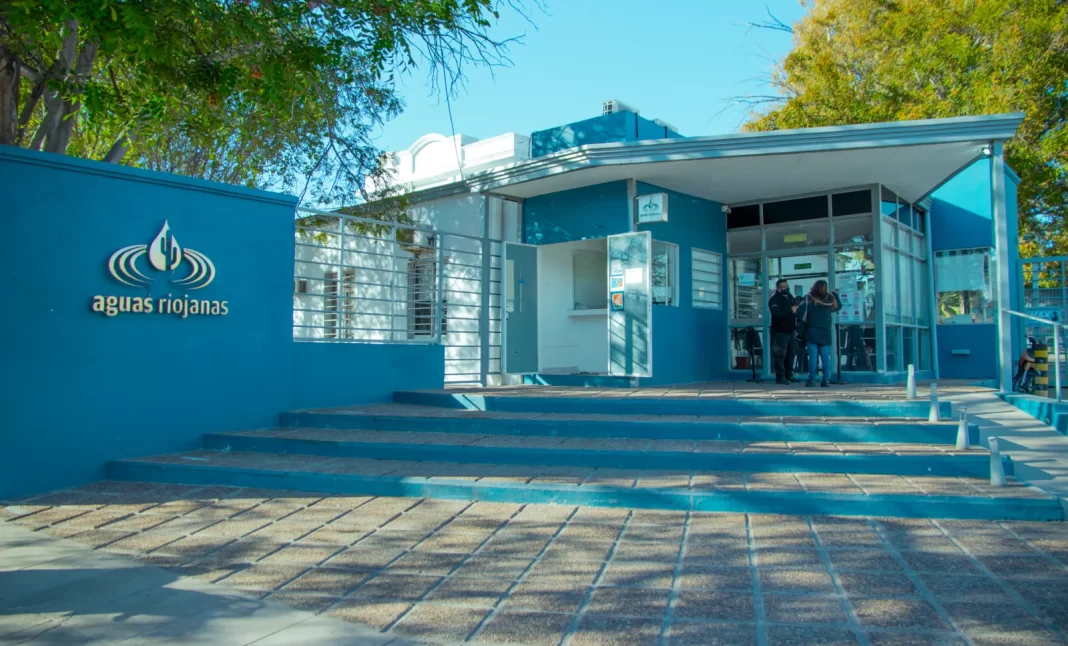 Empleados de Aguas Riojanas protestan por demoras en el pago de salarios