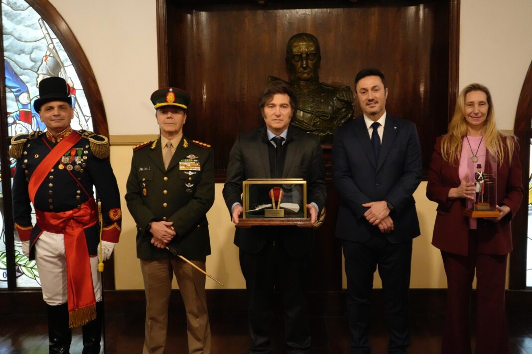 Javier Milei fue recibido con honores y condecorado en el ‘Regimiento de Infantería 1’