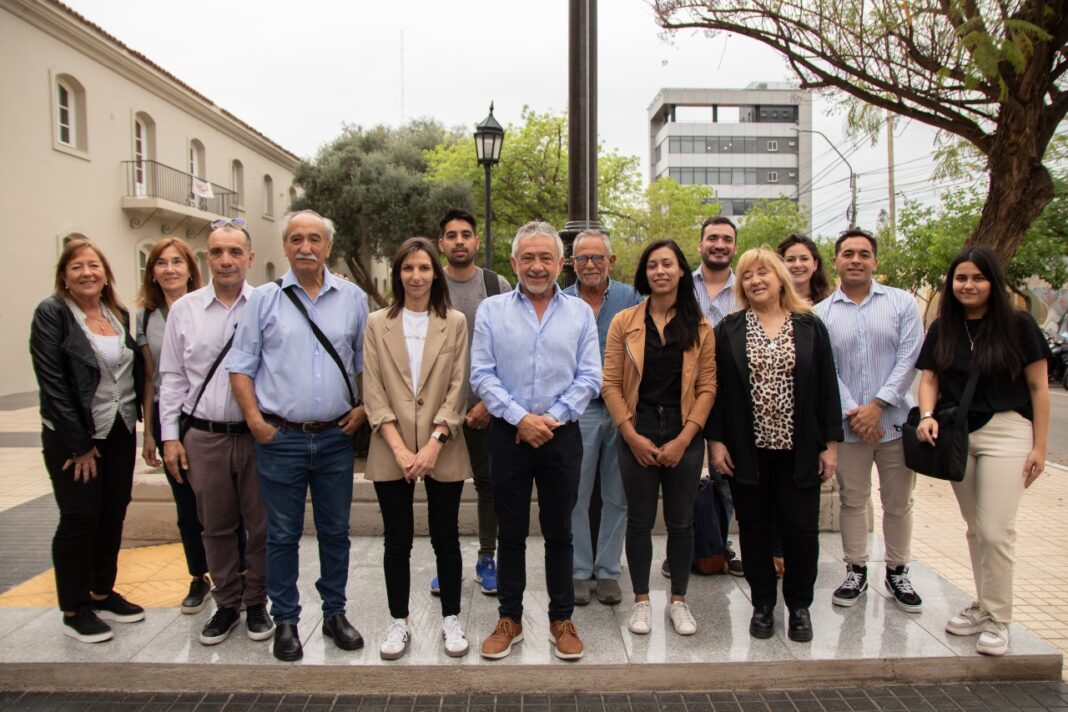 Mientras La Rioja se deteriora, el intendente Molina convierte el izamiento de la bandera en su política de gobierno