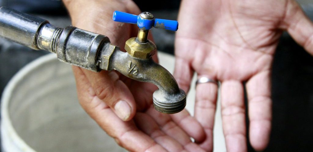 Vecinos sin agua en pleno centro: Aguas Riojanas admite un “verano alarmante” mientras el gobierno sigue sin respuestas