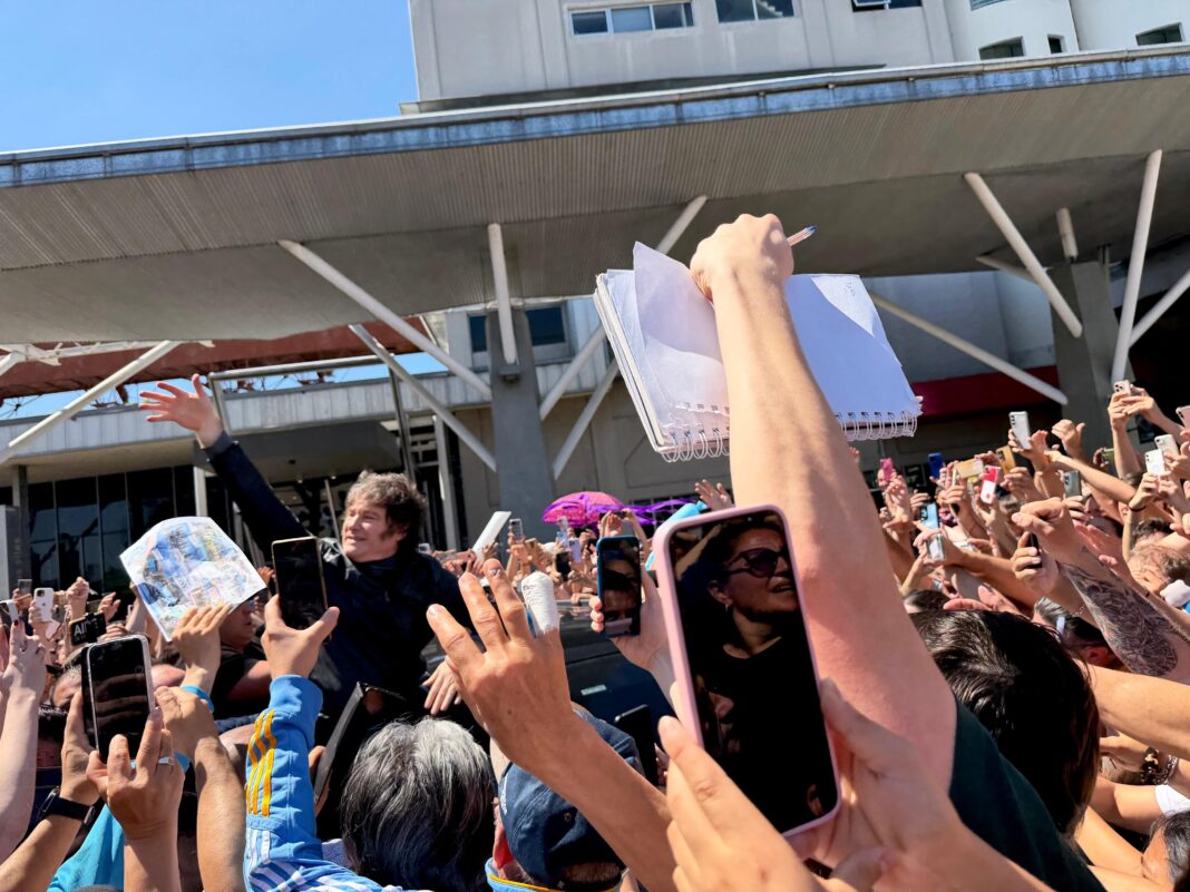 Milei convocó a “profundizar el cambio” en Santa Fe durante su primera gran recorrida junto a Agustín Pellegrini