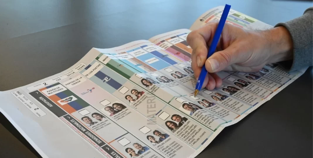 Aplicarán multas de $77.000 a quienes tomen fotos de la boleta única durante en el momento de la votación