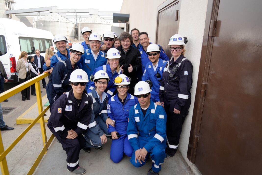 Milei recorrió la planta industrial de Compañía Mega en Bahía Blanca y destacó las inversiones impulsadas por el RIGI