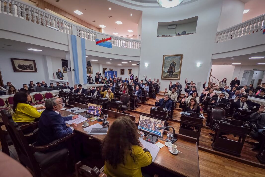 «Hacen circo con las obras mientras destinan millones a campos personales»: cruces en la Legislatura por el gasoducto de Chilecito